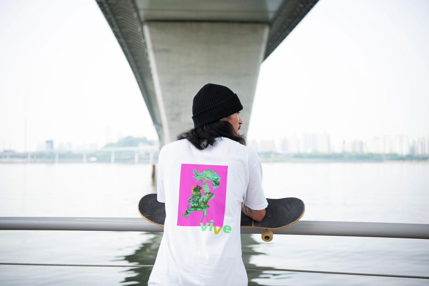 joven-asiatico-sosteniendo-su-patineta-1